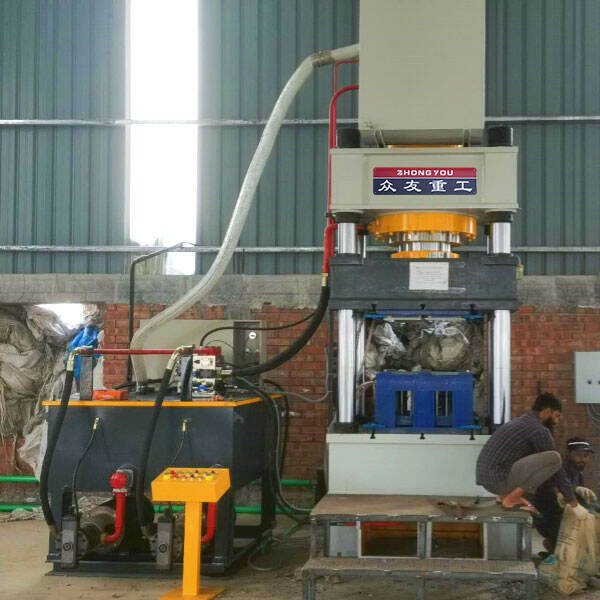 Hydraulic press for sand and plastic-based paving blocks